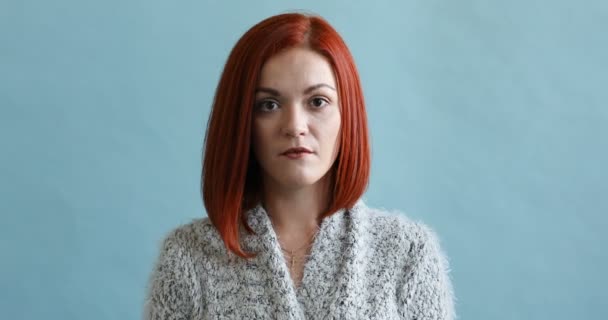 Портрет молодой рыжеволосой женщины, шокированной — стоковое видео