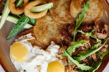 Lezzetli patates puncakes kahverengi kil plaka üzerinde yalan.