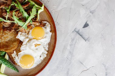 Sahanda yumurta ve patates puncakes yapılan kahvaltı.