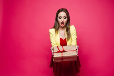 Kırmızı elbise ve sarı ceket Noel pres ile heyecanlı kadın