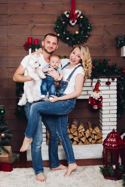 Família positiva posando junto perto da lareira e presentes para o Natal — Fotografia de Stock