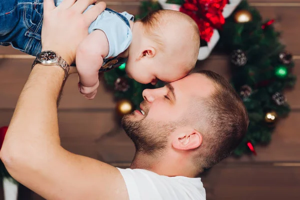 Härlig och glad far att hålla lille son av händer, stiger upp honom. — Stockfoto