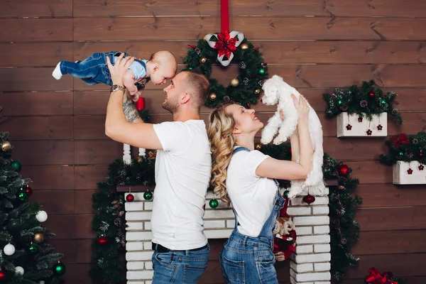 Positiviteit familie poseren samen in de buurt van open haard en cadeaus voor kerst — Stockfoto