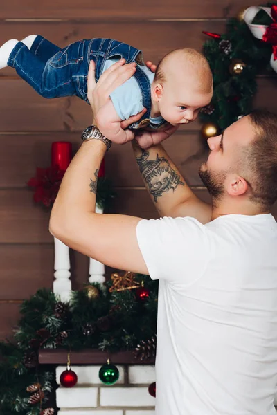 Härlig och glad far att hålla lille son av händer, stiger upp honom. — Stockfoto