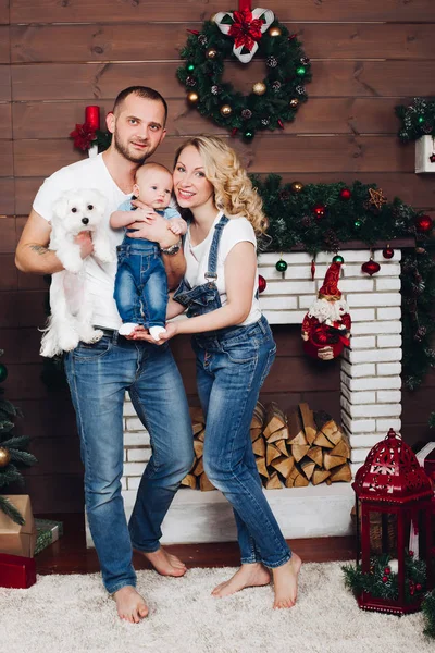 Positiviteit familie poseren samen in de buurt van open haard en cadeaus voor kerst — Stockfoto