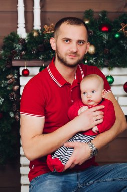 Onu yükselen eller tarafından küçük oğlu tutmak güzel ve mutlu baba.