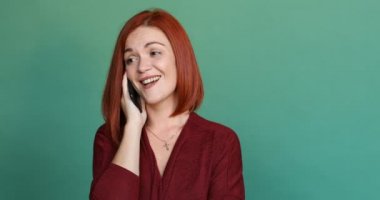 Güzel sevgi dolu kadın Kızıl saçlı sevgilisi ile telefonda konuşurken.