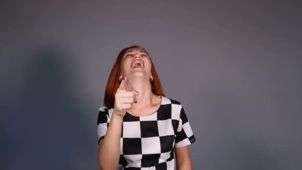 Червоне волосся жінка в чорно-білому жестикулюючи пальцем на камеру і посміхаючись . — стокове відео