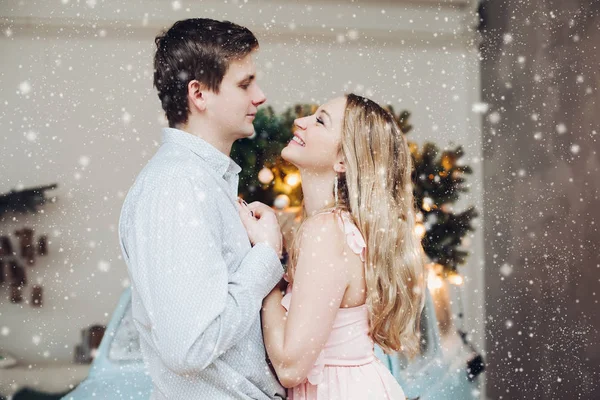 Beautiful and sensuality couple o holding each other by hands and looking eyes to eyes. — Stock Photo, Image