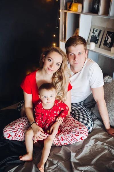 Ευτυχισμένη οικογένεια φορώντας πιτζάμες ξοδεψουν το χρόνο μαζί στο πρωί Χριστουγέννων. — Φωτογραφία Αρχείου