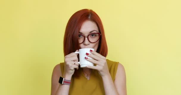 Ingwerfrau in Gläsern nimmt einen Schluck Kaffee. — Stockvideo