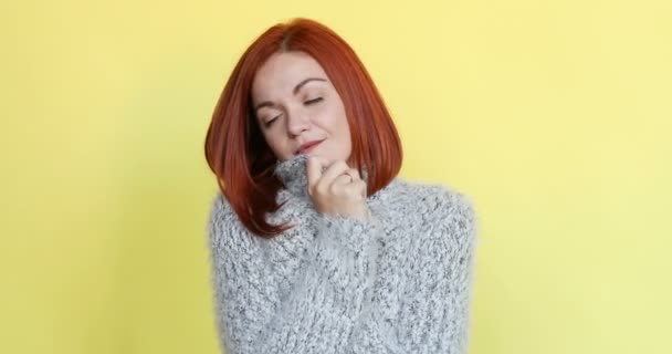 Donna dai capelli rossi in maglione grigio che si abbraccia sognando caldo nella fredda notte d'inverno — Video Stock