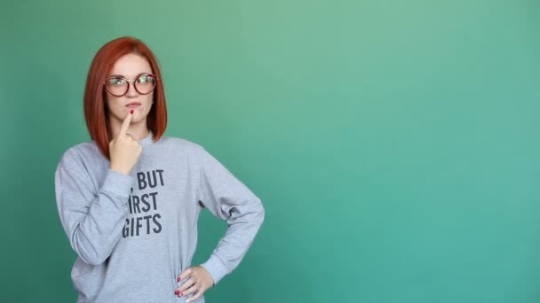 Clever and pretty red haired woman thinking, holding finger up, having idea. — Stock Video