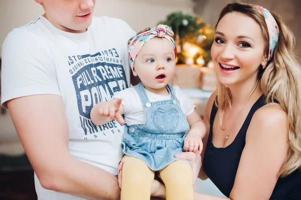 Fashionabla föräldrar håller på händer söta lilla dotter, stående nära blå retro bil. — Stockfoto