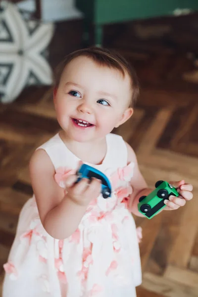 Bekijk van bovenaf van zoete beetje schattig meisje in schattig roze jurk. — Stockfoto