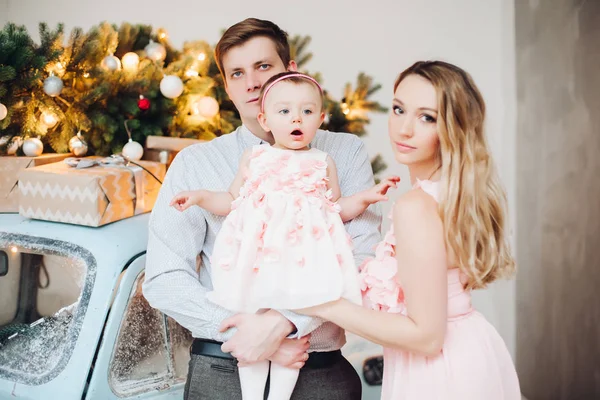 Hermosa familia posando juntos cerca de azul retro coche de Navidad . —  Fotos de Stock