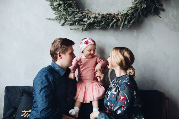 부모와 딸 큰 전나무 화 환에서 소파에 앉아. — 스톡 사진