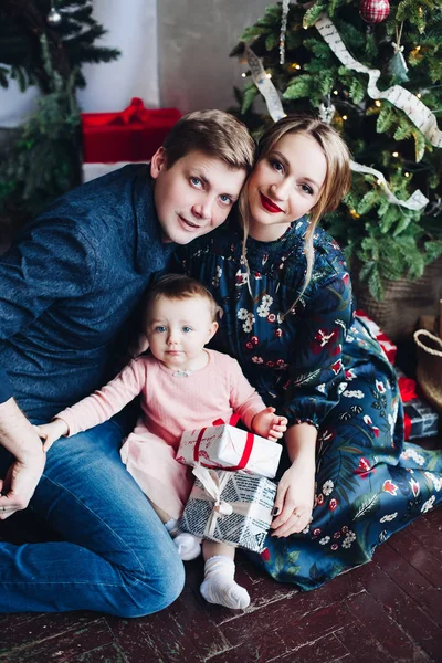 Lycklig Familj Poserar Tillsammans Nära Dekorerad Julgran Vacker Kvinna Med — Stockfoto