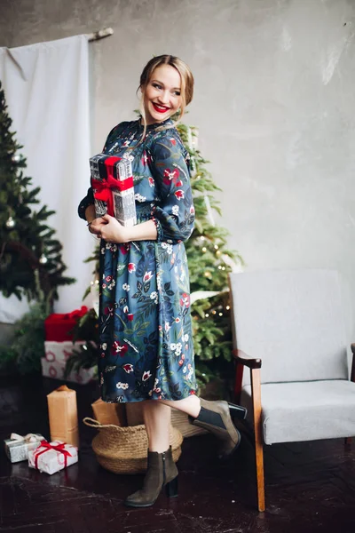 Charming blonde with perfect make up holding gift box. — Stock Photo, Image