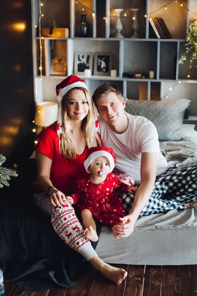 Familia feliz usando pijamas pasando tiempo juntos en la mañana de Navidad . —  Fotos de Stock