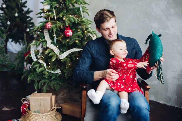 부모와 딸 큰 전나무 화 환에서 소파에 앉아. — 스톡 사진