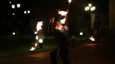 Ateş gösterisi sokakta parkta geceleri.