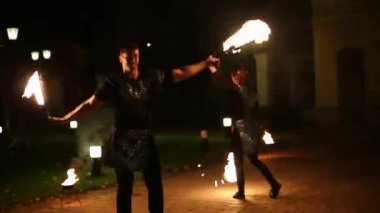 Dans ve ile gösterilen faaliyet çift gece zaman ateş.