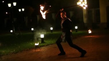 Cesur ve kendine güvenen adam yangın sopayla etrafında dönme ve dans.