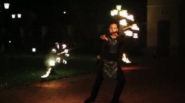 Cesur ve kendine güvenen adam yangın sopayla etrafında dönme ve dans.