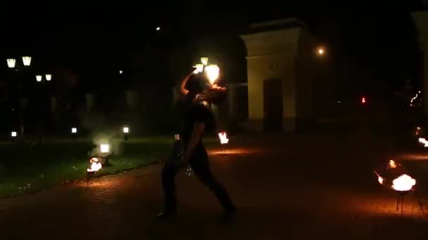 Homme courageux et confiant se retournant bâton avec le feu et la danse . — Video