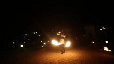Cesur ve kendine güvenen adam yangın sopayla etrafında dönme ve dans.
