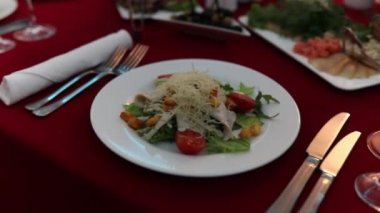 Hareket ve yiyecek ve içecek, akşam yemeğinde lüks restoranda seçici odak.