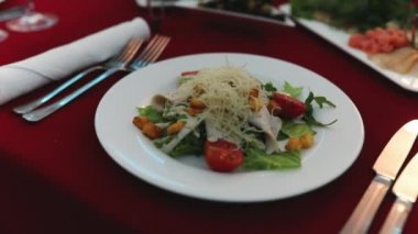 Domates, tavuk, mozzarella peyniri ile lezzetli klasik salata cezar, yakın çekim.