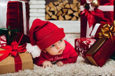Küçük Noel baba çocuk Noel ile dekore edilmiş Studio'da yerde yatarken sunar.