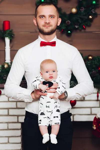 Stilig lycklig far i vit skjorta och slips håller lille son av händer. — Stockfoto