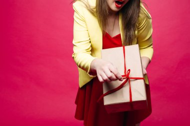 Güzel mutlu kadın moda kedi-göz gözlük parlak elbise Noel hediyesi holding.