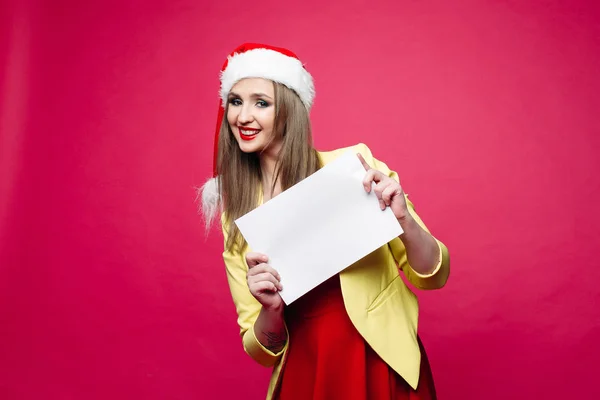 圣诞老人帽子微笑的女孩空白页纸. — 图库照片