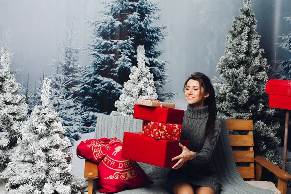 Hermosa mujer con montón de regalos de Navidad . —  Fotos de Stock