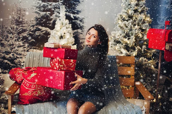 Hermosa mujer con montón de regalos de Navidad . — Foto de Stock