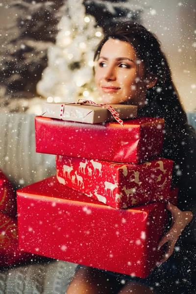 Vacker kvinna med högen av jul presenterar. — Stockfoto