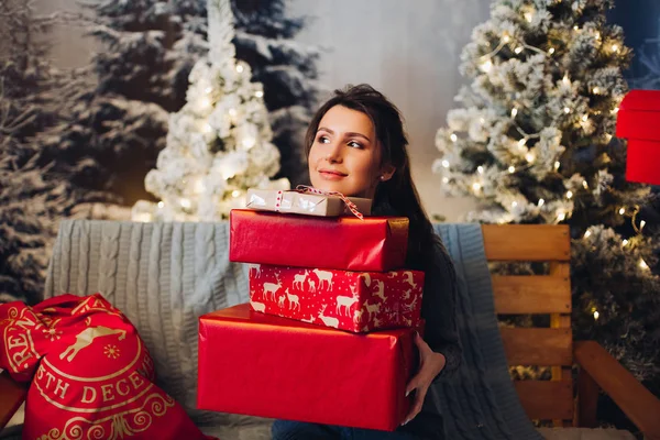 Hermosa mujer con montón de regalos de Navidad . — Foto de Stock