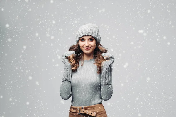 Hermosa chica sonriente en sombrero gris cálido y suéter . — Foto de Stock