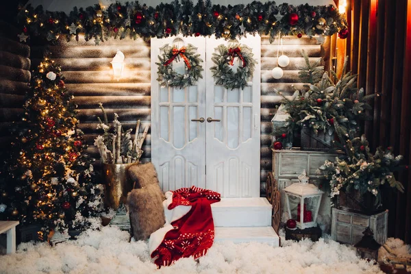 Stüdyo kapı merkezi ile Noel tatili için dekore edilmiş.
