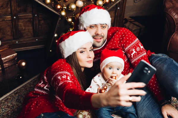 Schattig baby met ouders nemen selfie via mobiele telefoon. — Stockfoto