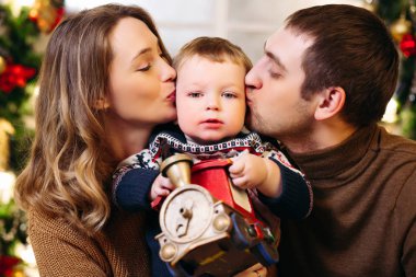 Sevgi dolu anne oğlu oyuncak tren tutan öpüşme.