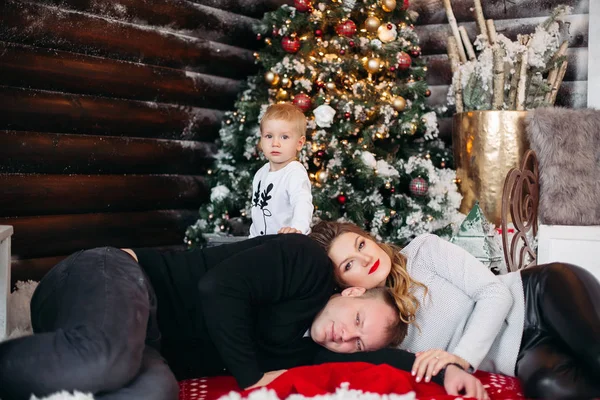 Família amigável desfrutando de tempo juntos antes do Natal — Fotografia de Stock
