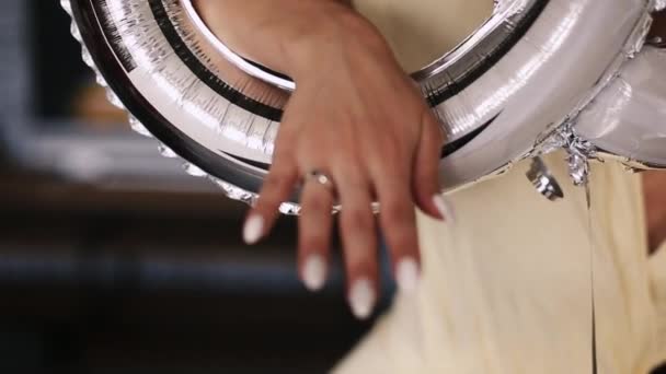 Mariée montrant la main avec anneau de mariage à l'intérieur ballon d'argent festive . — Video