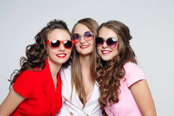 Beautiful happy ladies in fashionable sunglasses and jackets. — Stock Photo, Image