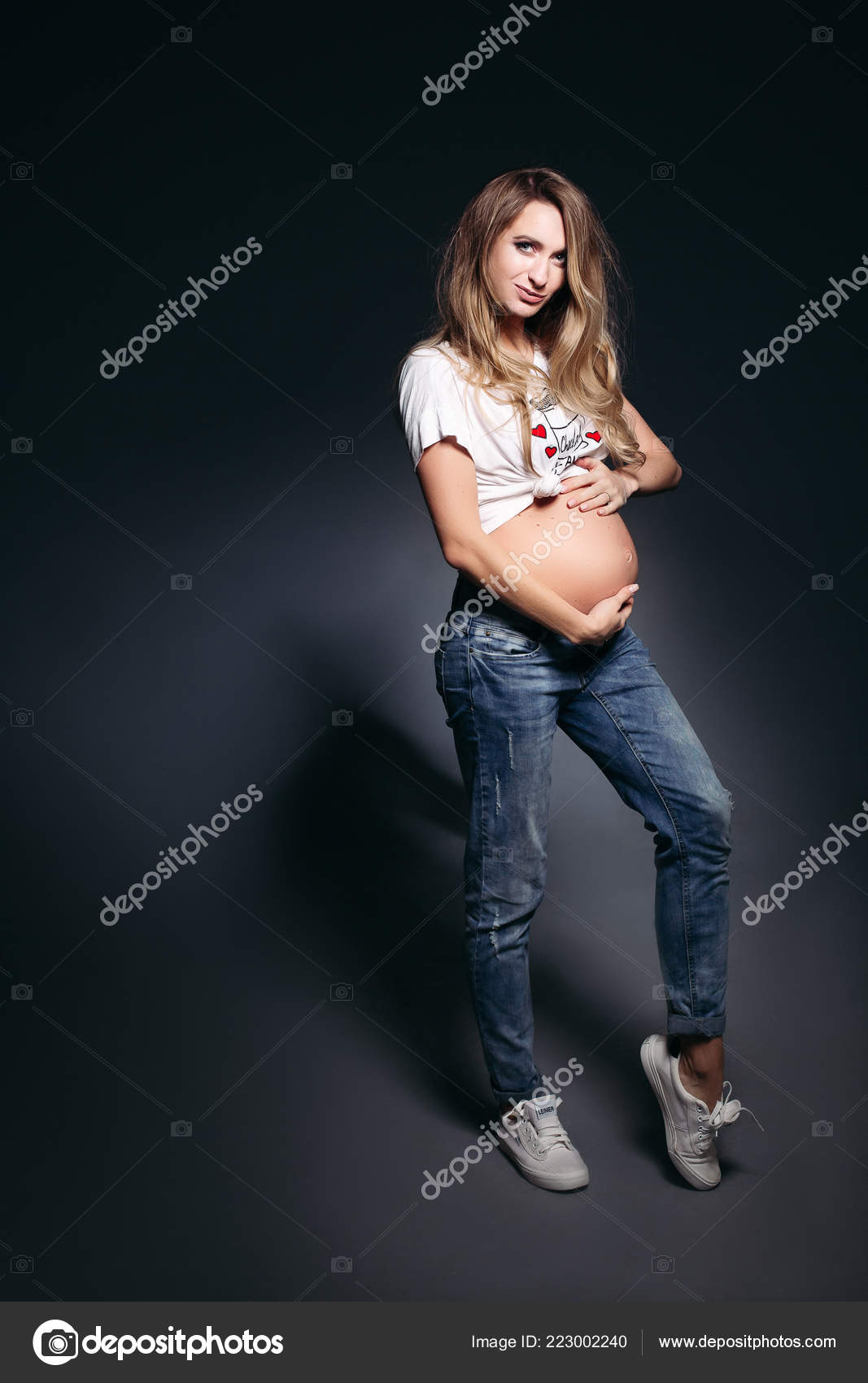 Vue de dessus femme enceinte vêtue Jean et t-shirt allongé sur le