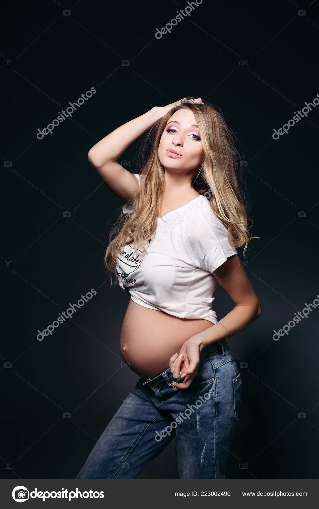 Pregnant Black Mom Nude - Gorgeous expectant mother with naked tummy blowing kiss. Stock Photo by  Â©studioluckyaa 223002490